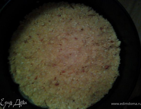 Выложить массу в разъемную форму, разровнять и поставить в холодильник.