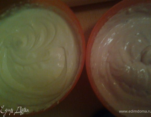 Взбить сливки с сахаром, добавить йогурт и взбить еще немного. Размять вилкой маскарпоне, соединить со сливками, взбить. Разделить на 2 части, одна чуть больше. В ту что меньше добавить клубничное пюре.