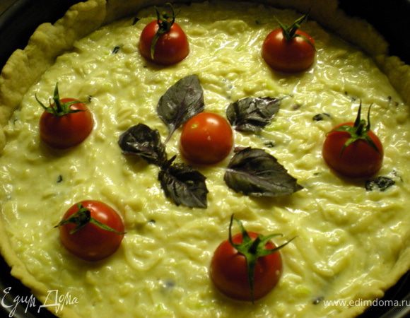 Готовый корж достаём,удаляем бумагу и горох.Выкладываем овощную смесь,украшаем помидорами и листиками базилика.Отправляем в духовку(180гр) на 10-15 мин.