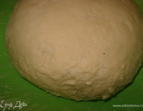 Муку смешать с солью, дрожжи развести с молоком и сахаром. Замесить мягкое, эластичное тесто, если понадобится, то добавить немножко муки. Накрыть и поставить в тёплое место на 40-60 мин. Надо чтобы тесто увеличилось в 2 раза.