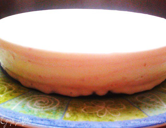 Чтобы достать торт я грею феном форму, края получаются ровными и гладкими, а резать подогретым и вытертым насухо ножом. Украсить можно по желанию, я украшала тертым молочным шоколадом. Приятного аппетита))