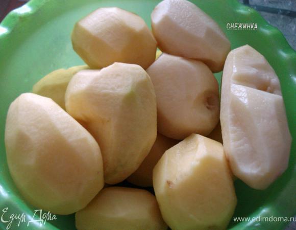 Картофель очистить. 