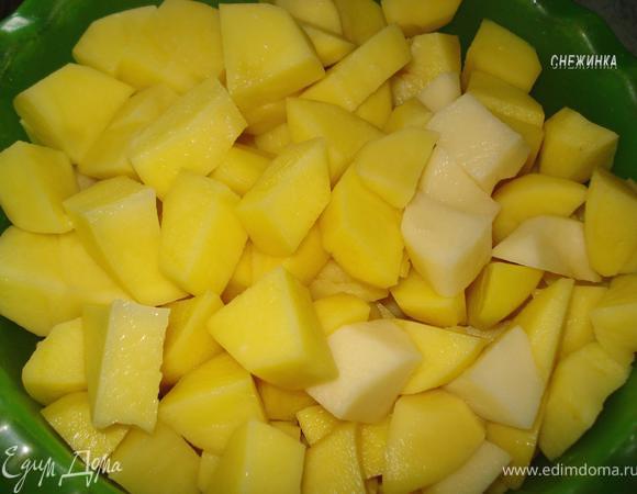 Порезать на достаточно крупные кубики. Духовку разогреть.