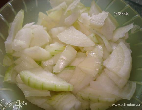 Лук почистить, порезать не мелко и не крупно.