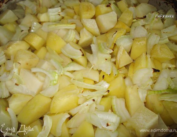 В сковороду со съемной ручкой налить масло, уложить часть картофеля, посыпать луком, затем опять картофель и снова лук. Поставить в духовку и жарить на достаточно большом огне, помешивая каждые минут 10. Первый раз помешать через 3 минуты после разогрева масла, чтобы верхняя картошечка покрылась маслом и тоже зажаривалась. Жарим до готовности (картошка станет золотистой, лучок обжариться).