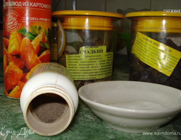 Когда картошка практически готова, посолить ее, поперчить, посыпать травками и хорошо перемешать. 