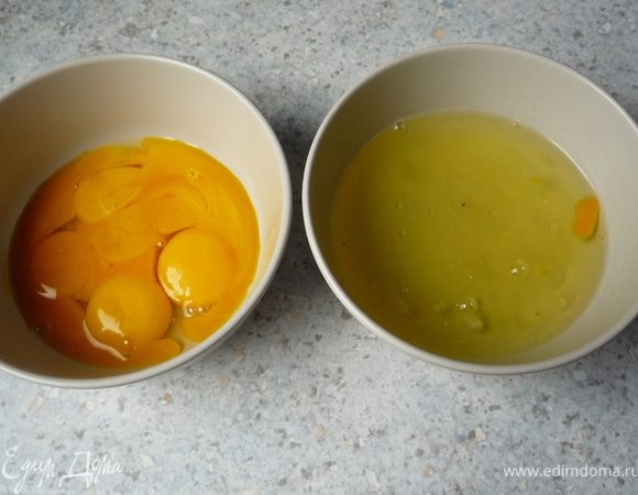 Молоко вскипятить с 60г сах. пудры. Отделить белки от желтков.