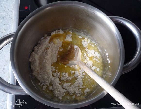 Масло растопить в кастрюле, снять с огня и добавить в него муку и крахмал. Хорошо перемешать и поставить на маленький огонь.