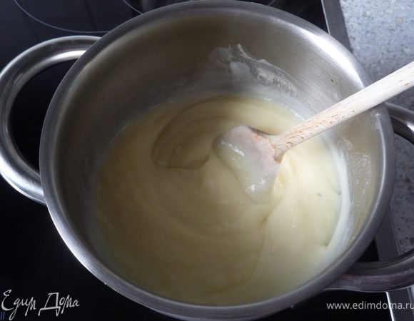 Влить в масло кипящее молоко и проварить 2 минуты (масса станет равномерно густой). Остудить.