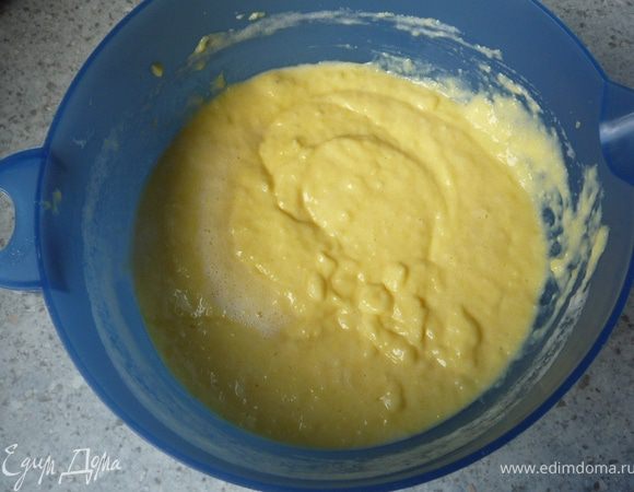 Белки взбить и аккурано вмешать в манговую массу. Духовку разогреть до 200°C.