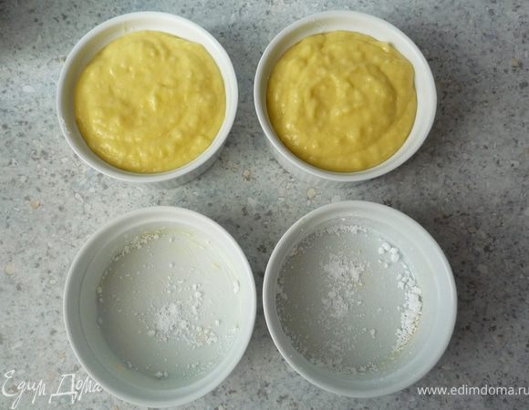 4 формочки смазать маслом и посыпать оставшейся сахарной пудрой. Выложить массу в формочки и запечь в течение 25 минут.