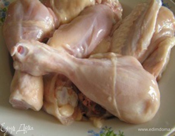 Курицу разделить на порционные кусочки, удалить кожицу (по желанию), посолить, поперчить, 