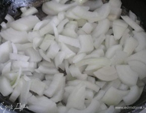 Отдельно обжарить лук