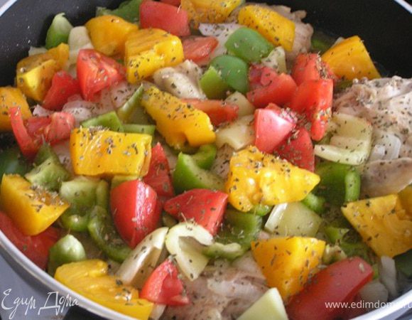 посолить, поперчить, влить бульон или вино, посыпать базиликом и тушить 30 минут до мягкости курицы.