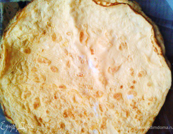 Приготовить блинчики: Молоко немного нагреть, добавить растопленное сливочное масло, сахар соль и яйцо. Все слегка взбить и всыпать муку с разрыхлителем. Взбить, чтобы не осталось комочков. Пожарить блины.