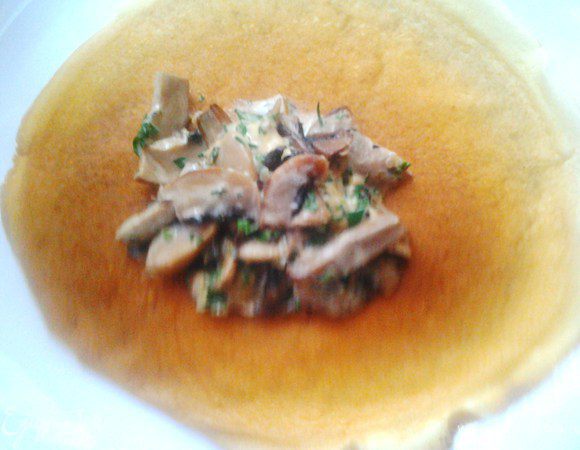 На каждый блинчик выложить часть жюльена, собрать в мешочек и перевязать веточкой от петрушки или укропа.