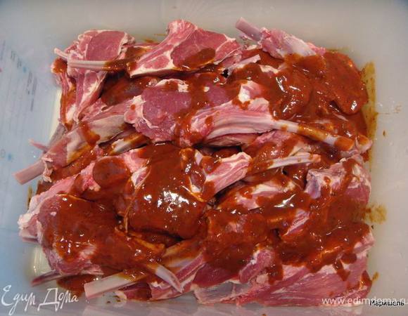 Выложить кусочки ягненка в посуду для транспортировки на пикник и залить маринадом. Мариновать 3-4 часа. Периодически встряхивать для равномерного распределения маринада.