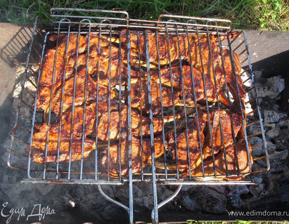 Жарим мясо на умеренном жаре (приблизительно 10-15 минут)до приятной золотистой корочки, периодически переворачивая решетку. 