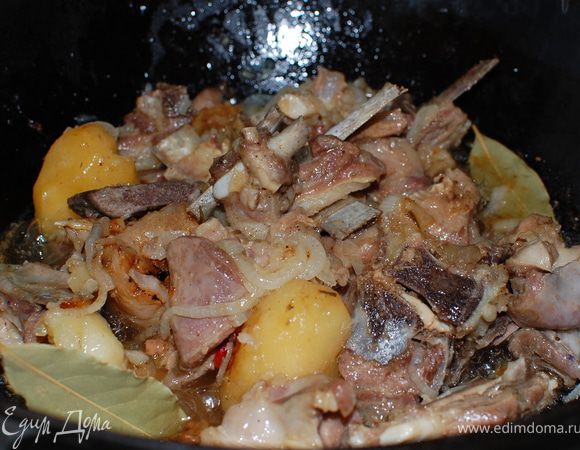 Беру казан, в него складываю очищенный каротфель,подготовленное мясо,(чистое,нарезанное не мелко).
Солю,перчу накрываю крышкой.Ставлю на большой огонь,как только мясо забулькает,делаю средний огонь и оно томится  часа полтора.Идет процесс томления.
Далее,добавляю нарезанный полукольцами лук,лавровый лист,добавляю огонь, и еще мин 20.Идет процесс жарения.