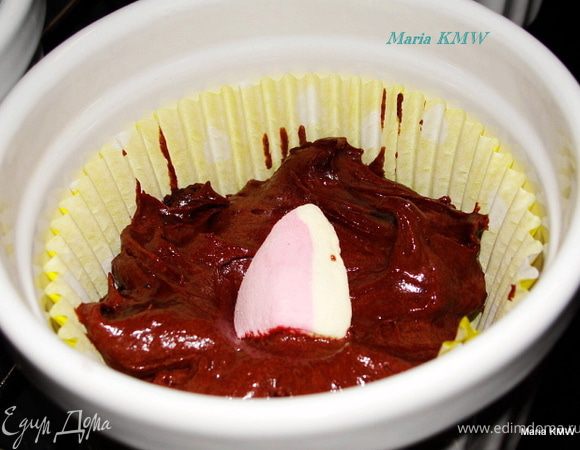 На дно формочки выкладываем 1-1,5 ст.л. шоколадного теста. По-серединке выкладываем кусочек начинки-маршмеллоу.