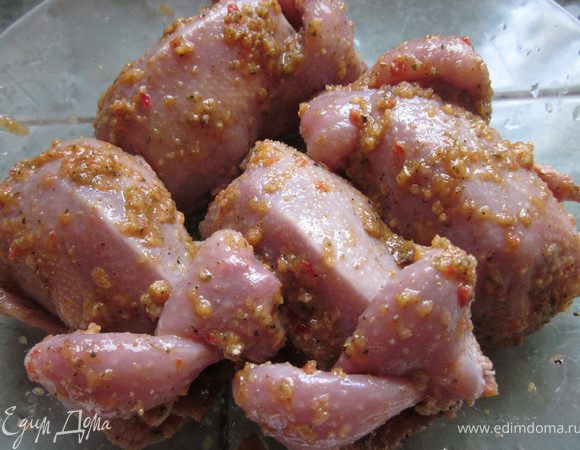 Обмазать перепелов, как снаружи, так и внутри и дать промариноваться не меньше 2-2,5 часов.