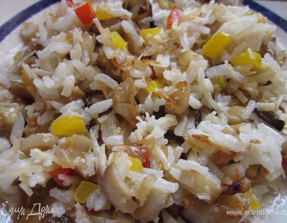 Приготовить в это время начинку: обжарить лук с грибами, снять с огня, натереть в грибы сыр, добавить 2 ст.л. отварного риса, мелко порезанный болгарский перец, перемешать