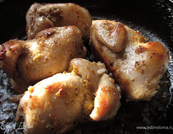 и начинить перепёлок.
Перепелов обжарить на сковороде со всех сторон до румяной корочки.