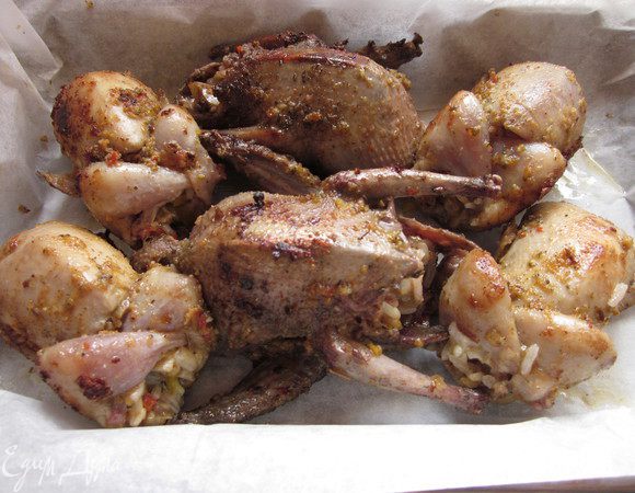 Затем переложить их на противень, накрыть фольгой и запечь в духовке до готовности. Приблизительно минут 30, при температуре 200 гр.
Так как вместе с перепелами я готовила по этому рецепту ещё и голубей (муж с охоты принёс, пришлось жарить), то на фотографии и они.