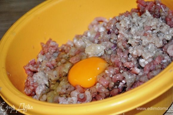 Рис замочить в холодной воде. Мясо пропустить через мясорубку с одной луковицей. Добавить соль, перец, яйцо и вымесить фарш.