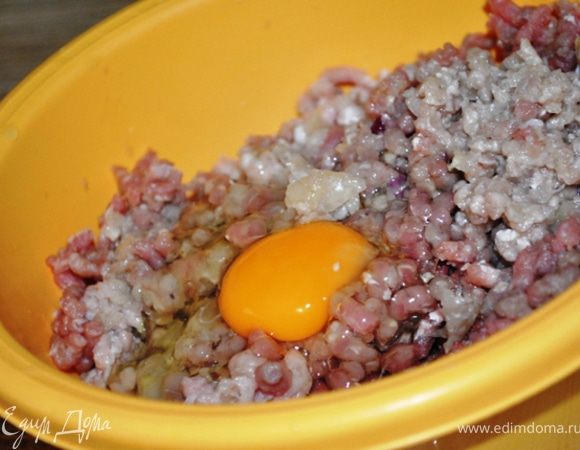 Рис замочить в холодной воде.
Мясо пропустить через мясорубку с одной луковицей. Добавить соль, перец, яйцо и вымесить фарш.