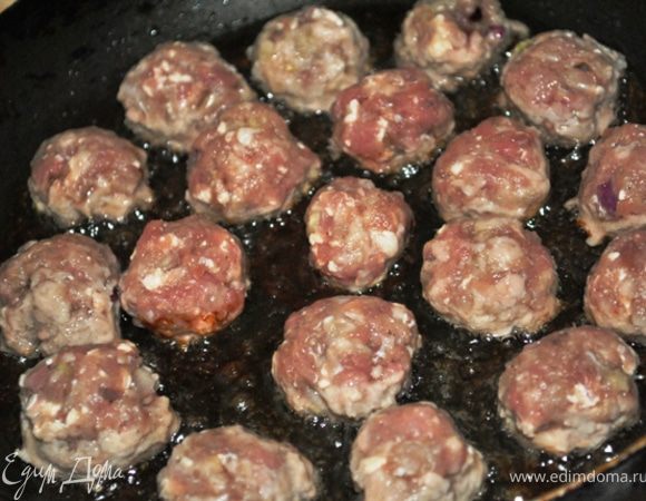 Из фарша сформировать маленькие фрикадельки, размером с грецкий орех. Обжарить с двух сторон на растительном масле.
