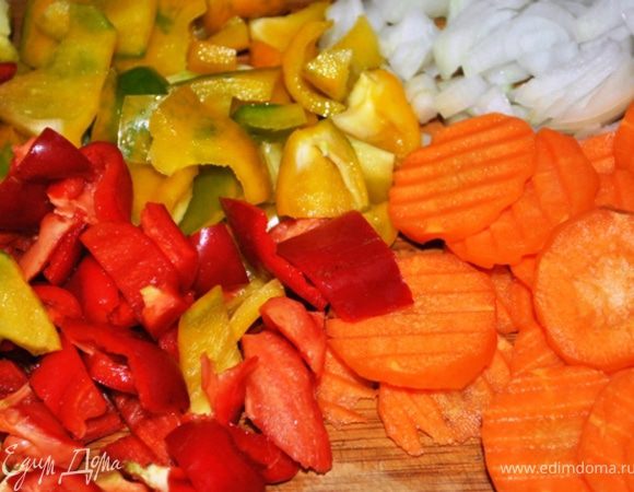 Лук порезать кубиками, морковь кружочками, перец крупными кубиками.