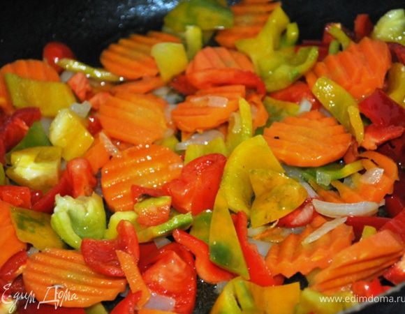 В большой глубокой сковороде разогреть масло, обжарить овощи до мягкости.