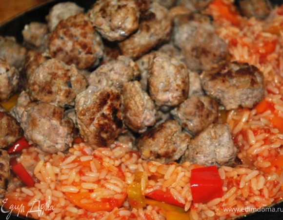 Добавить котлетки к рису, перемешать, накрыть крышкой и подержать на медленном огне, чтобы котлетки хорошо прогрелись. 