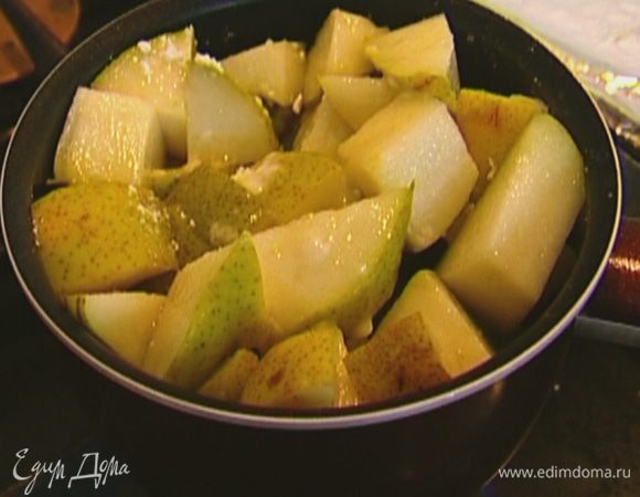 Выложить груши в небольшую кастрюлю, добавить 1 ст. ложку сахарной пудры, влить коньяк и томить на небольшом огне несколько минут.