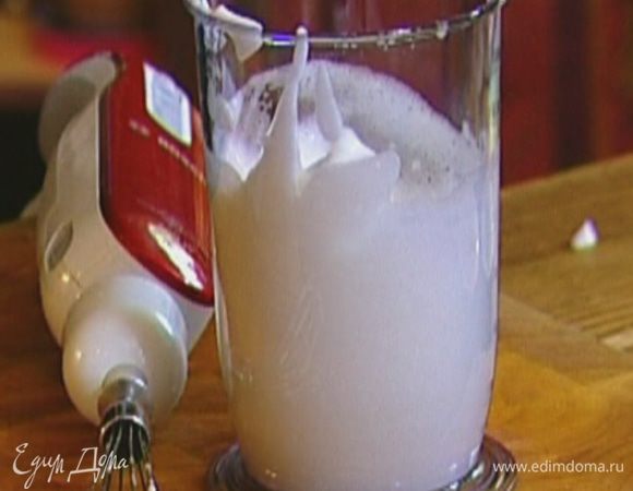 Белки посолить и взбивать до образования пышной пены, затем добавить оставшуюся сахарную пудру и еще немного взбить. 