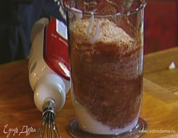 Всыпать какао и молотый миндаль и вымешать ложкой. 