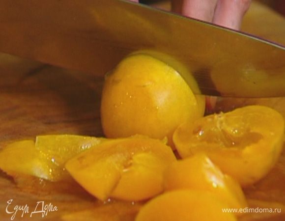 Сливы отделить от косточек.