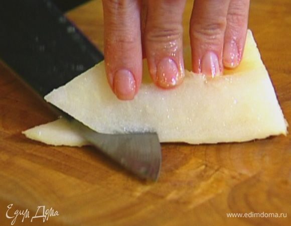 Срезать кожуру у дыни.