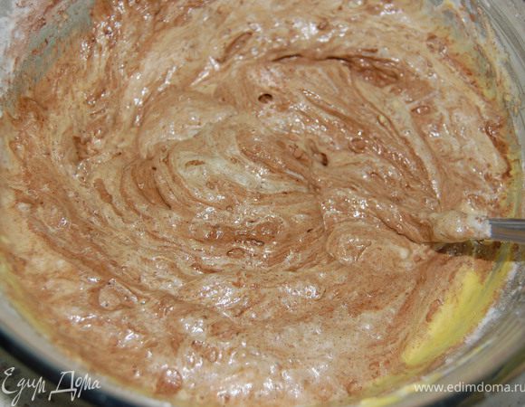 Яйца разделить на желтки и белки. Желтки растереть с ванильным сахаром и 90г сахара. Белки взбить в пену с 90г сахара, соединить с желтковой массой, всыпать муку, разрыхлитель, какао, перемешать. Тесто выложить в форму (24-26см) выстланную бумагой и выпекать примерно 40 минут.