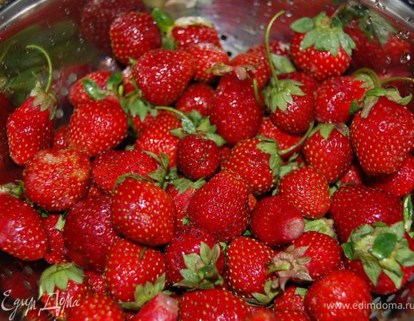 Остывший корж горизонтально разрезать, чтобы получилось 3 коржа. Половину ягод клубники мелко нарезать.