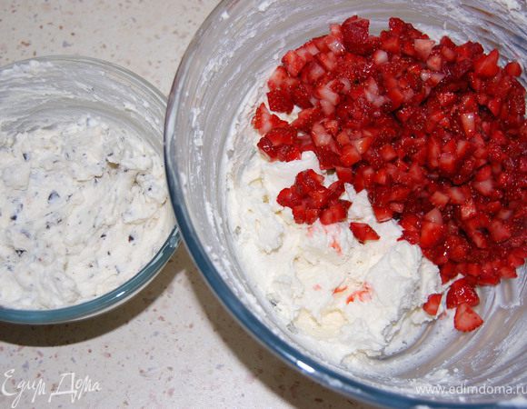 1/3 часть получившегося сливочно-творожного крема отложить. Зефир в шоколаде измельчить и смешать с 1/3 крема. Оставшиеся 2/3 крема перемешать с измельченной клубникой.