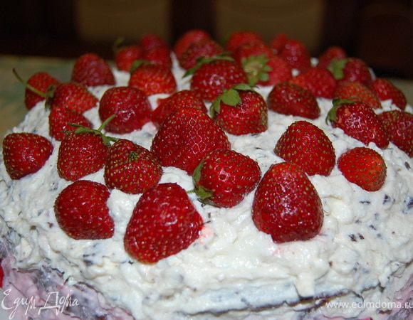Два коржа намазать кремом с клубникой и сложить друг на друга. Накрыть третьим коржом. Намазать его кремом с зефиром. Украсить оставшимися ягодами.