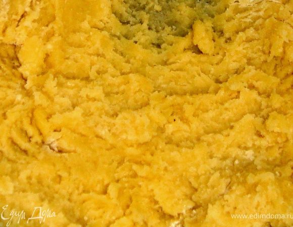 На водяной бане растопить сливочное масло. 
В нём растворить  сахар. Добавить разрыхлитель и ванилин. 
Снять с водяной бани. Слегка остудить.
Взбить яйца и влить их в масляную смесь, не прекращая взбивать. 
Просеять муку в масляно-яичную смесь и замесить мягкое, упругое, эластичное тесто.
