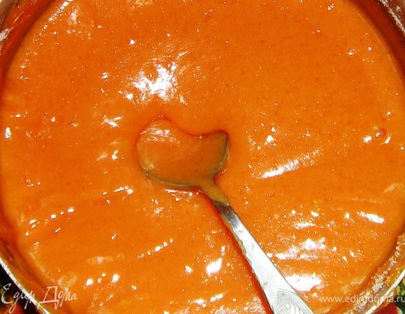 Готовим крем. В молоко высыпаем сметанные кремы, сахар, ванилин, крахмал. Даём постоять 5 минут. Взбиваем миксером. Ставим на маленький огонь и добавляем муку, увариваем до загустения. Остужаем.