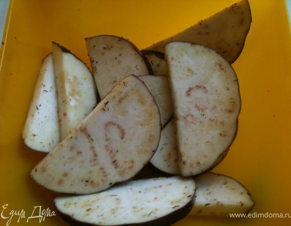 Баклажан (у меня был большой круглый) порезать дольками и разрезать каждую дольку пополам. Замариновать в смеси специй (у меня были специи для гриля) и оливкового масла. Оставить на 10 мин.
