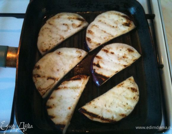 Обжарить баклажан на сковородке гриль с двух сторон.
