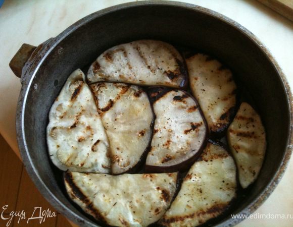 В сотейник (не смазывать) плотно выложить готовые баклажаны в 1 слой.