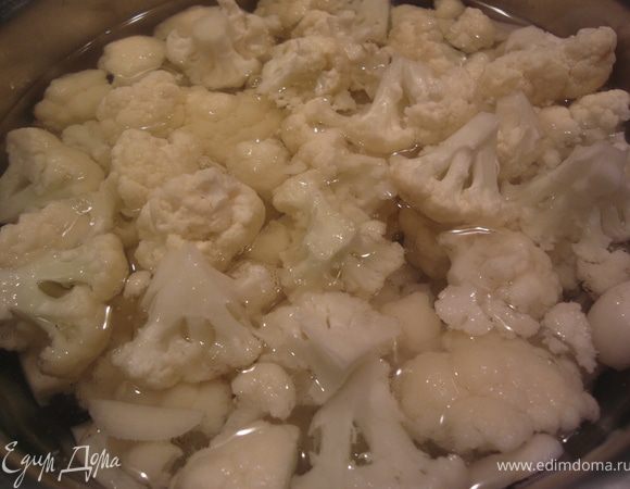 Очистить чеснок и разрезать на половинки. Довести воду до кипения. Добавить брокколи и чеснок, варить до тех пор, пока брокколи стала слегка мягкой. Воду слить, выложить чеснок в отдельную посуду. Все охладить.

