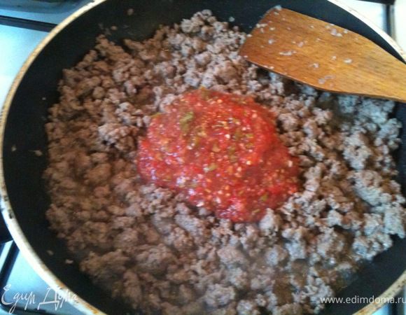 Добавить полученное овощное пюре к фаршу и продолжать обжаривать.